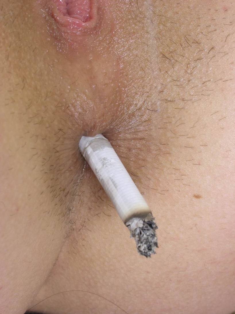 Прижигает вагину сигаретой HD