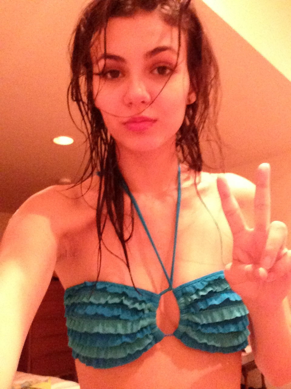 Teen Cute Amateur Brunette Babe Victoria Justice with Tongue - Image  Gallery #235374