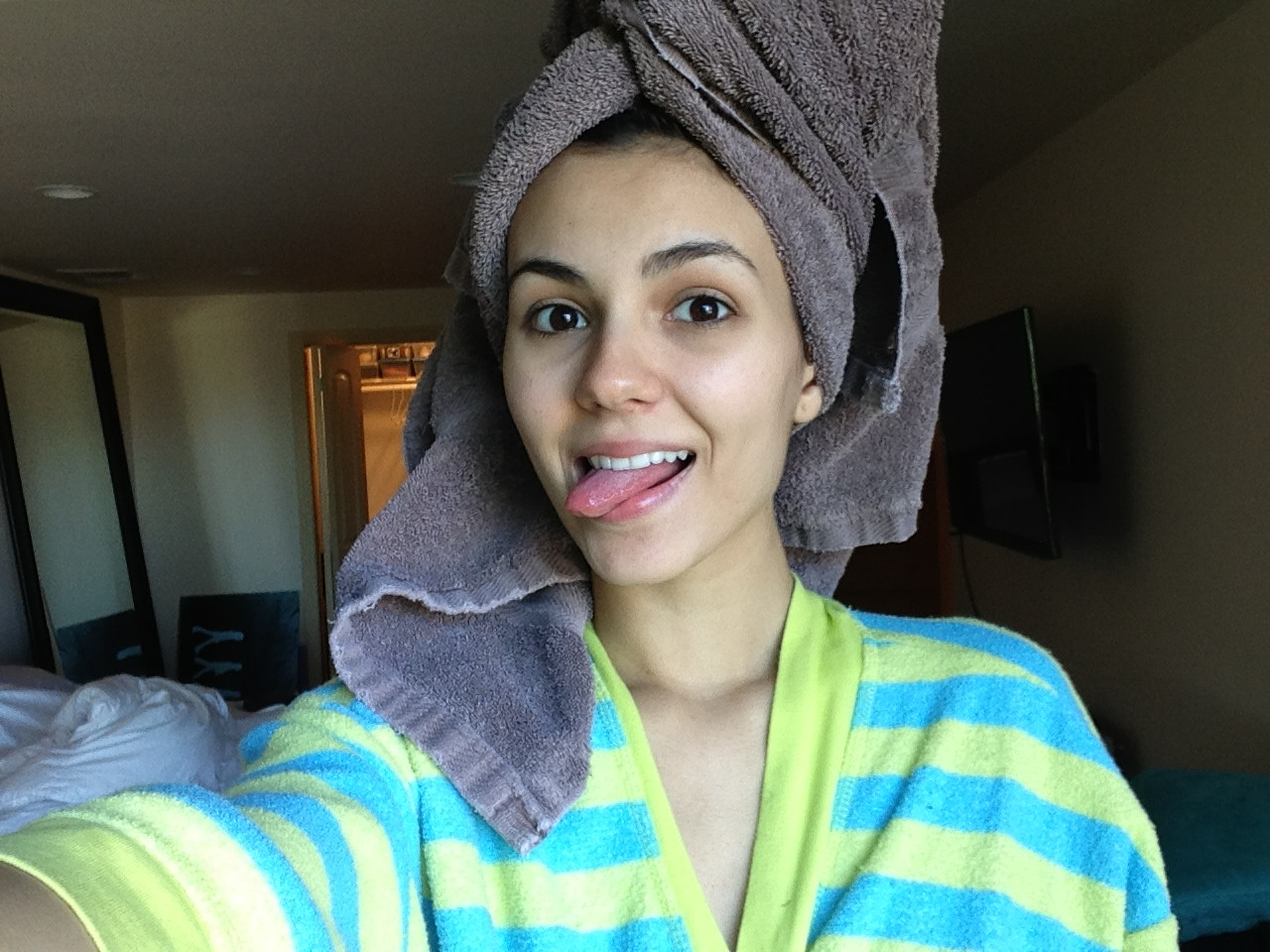 Teen Cute Amateur Brunette Babe Victoria Justice with Tongue - TGP gallery  #235374