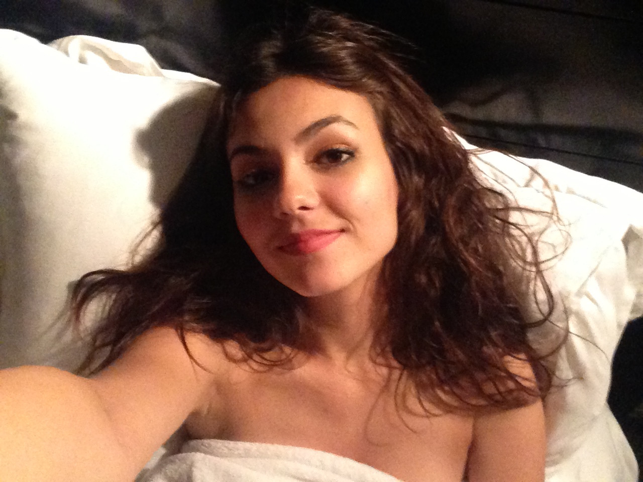 Teen Cute Amateur Brunette Babe Victoria Justice with Tongue - TGP gallery  #235374